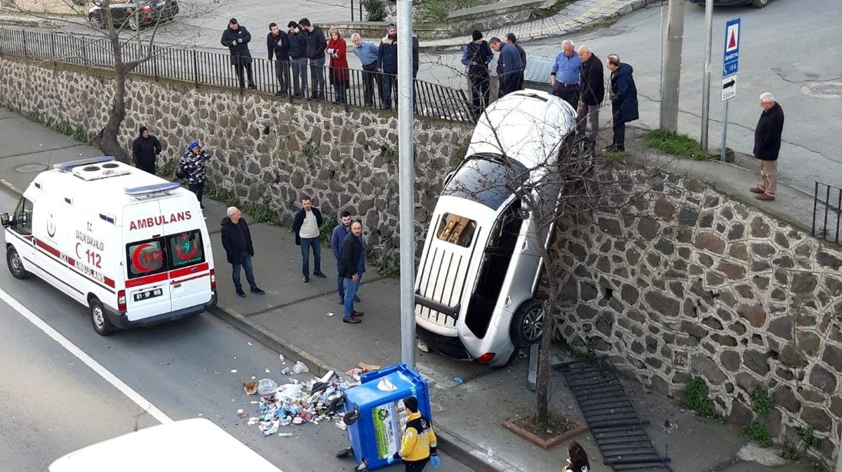 Trabzon\'da ilginç kaza: duvarda asılı kaldı