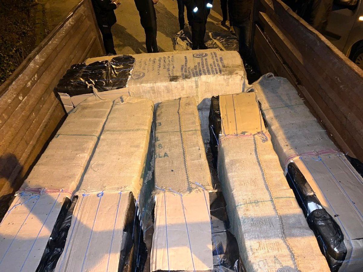 Traktör römorkundan 9 bin 450 paket kaçak sigara çıktı