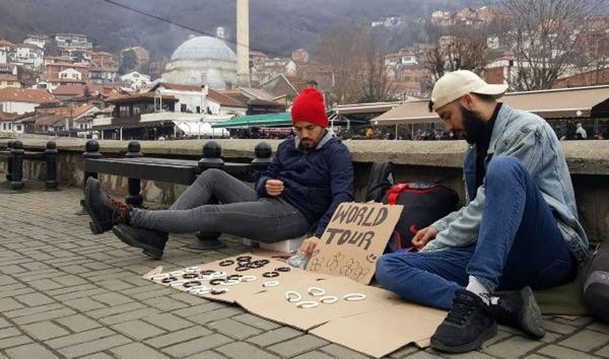 Türk kardeşler, otostopla Balkanlar\'ı geziyor