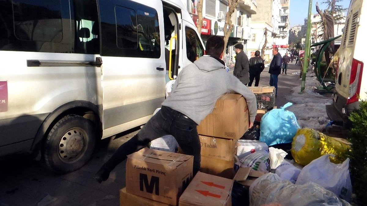 Üniversite öğrencilerinden depremzedelere yardım eli