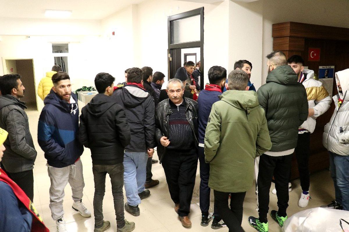 Ünlü rapçiler deprem bölgesinde