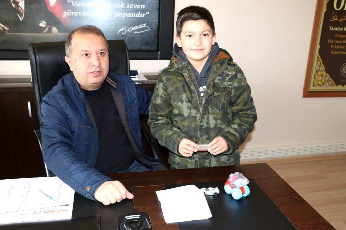 Van depreminde hayatını kaybeden amcasının hediyesini depremzede çocuklara gönderdi
