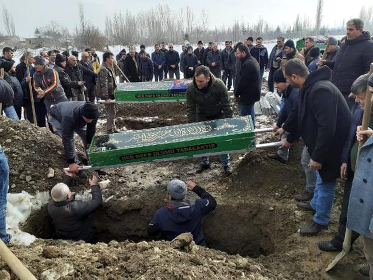 Yangında ölen baba, anne ve kızı yan yana toprağa verildi