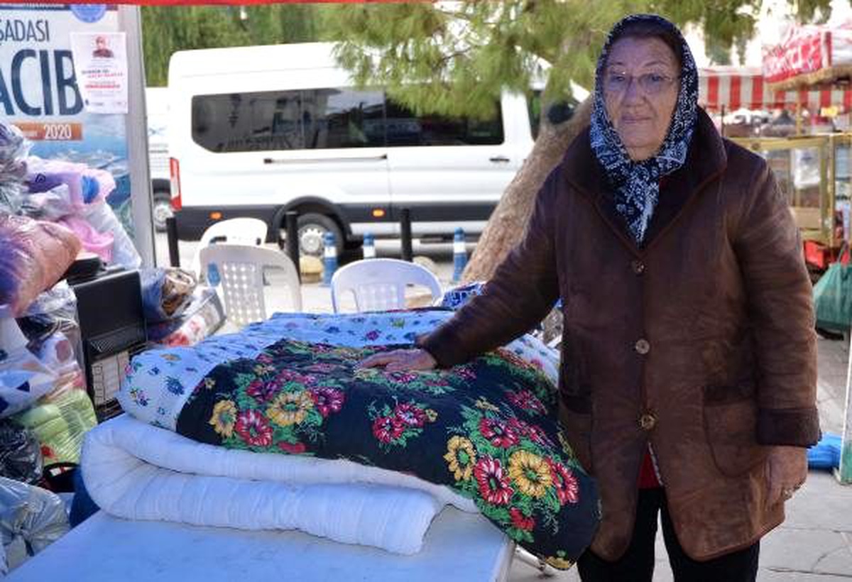Yarım asırlık anne yadigarı yorganını bağışladı