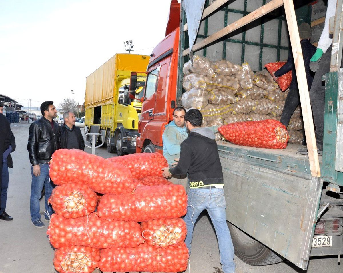 Adana\'dan depremzedelere 2 tır dolusu sebze ve meyve