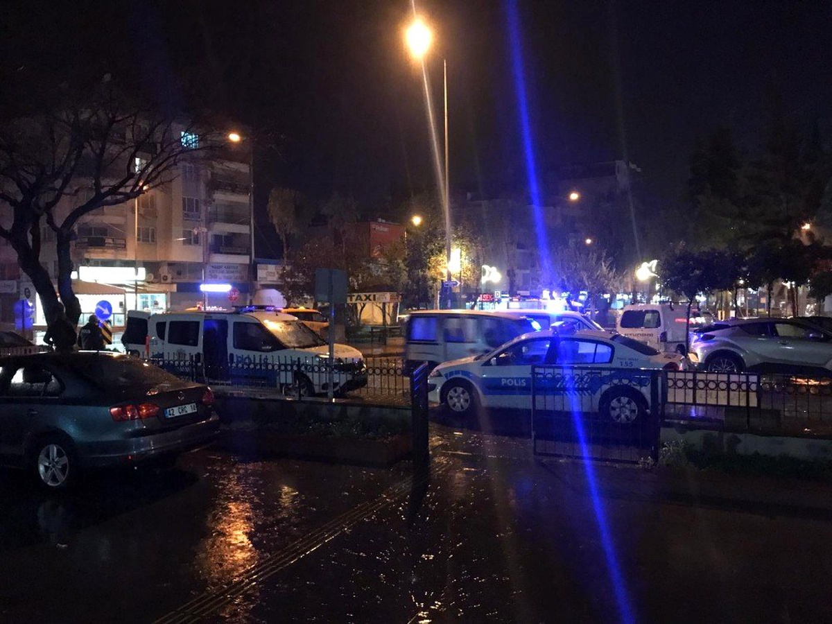 Adliyeye taşlayan alkollü şahıs kelepçelenerek zapt edildi