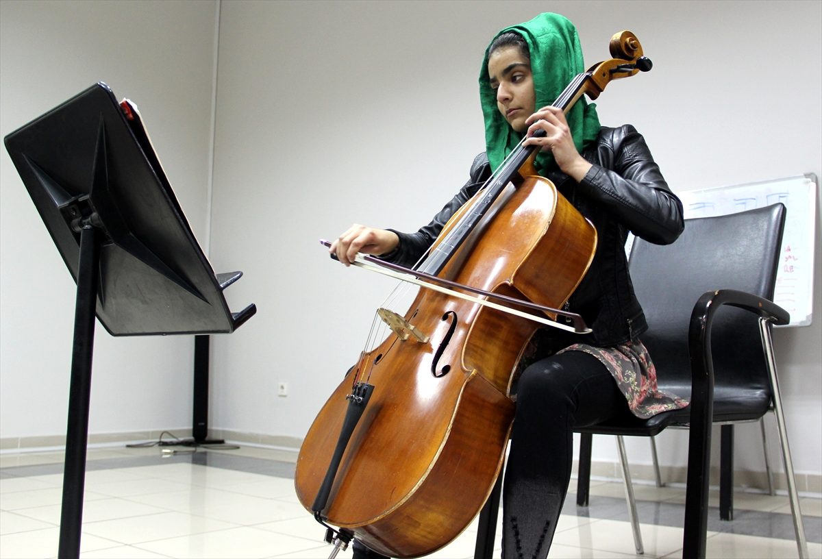 Afganistanlı Şah Peray\'ın en büyük hayali Türkiye\'de çello konseri vermek
