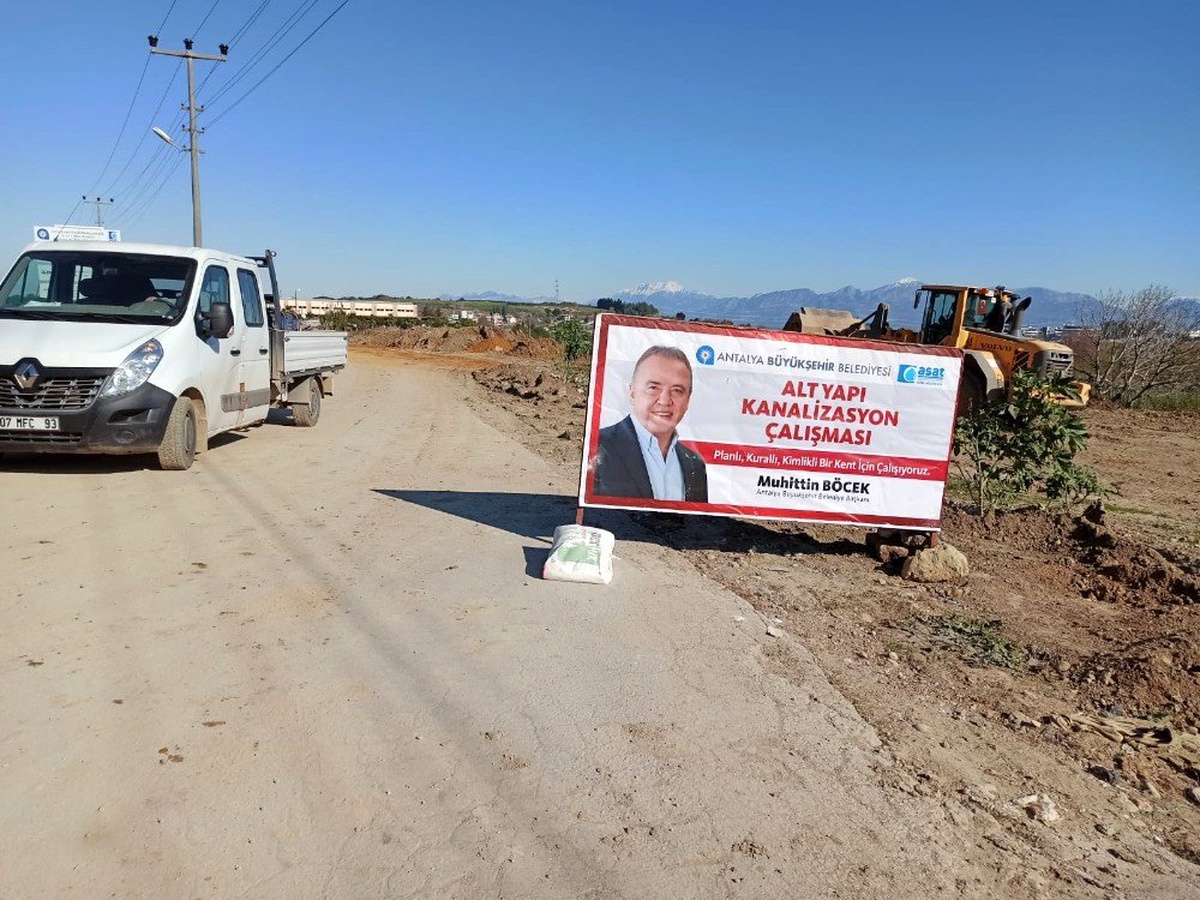 Aksu\'da kanalizasyon çalışması sürüyor