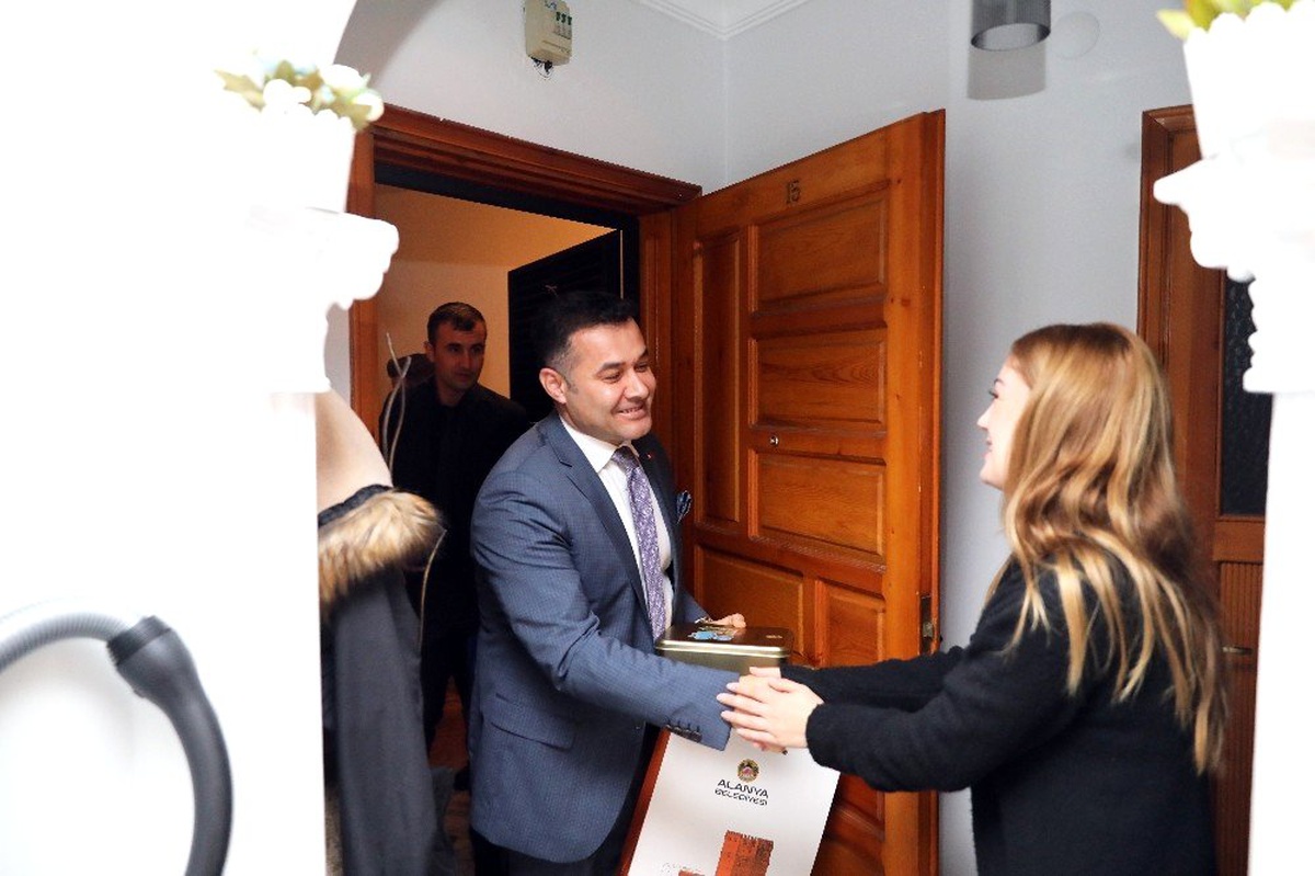 Alanya yeni misafirlerini "Hoşgeldin komşum" projesiyle karşılıyor