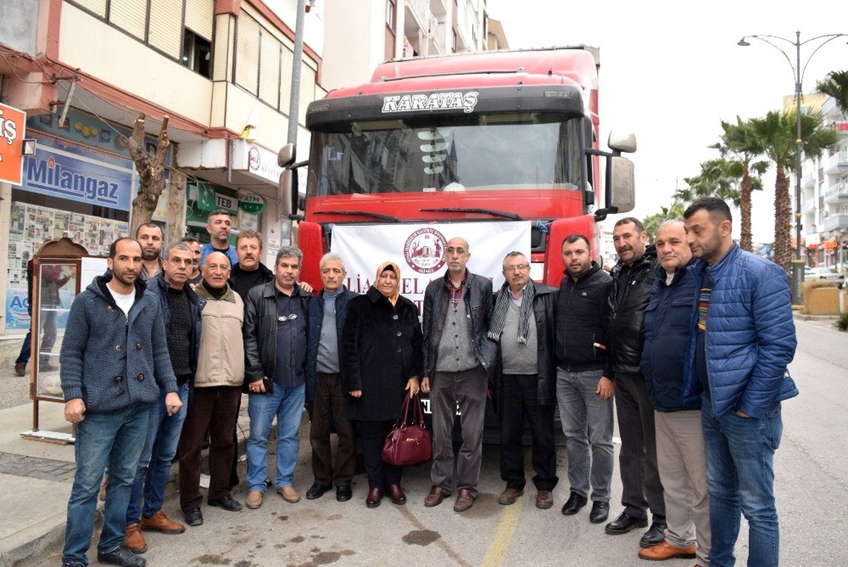 Aliağa\'dan deprem bölgesine yardım tırı yola çıktı