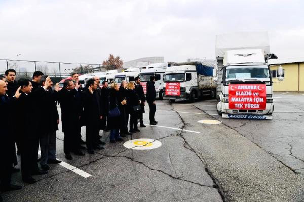 Ankara\'da toplanan yardım malzemeleri deprem bölgesine gönderildi