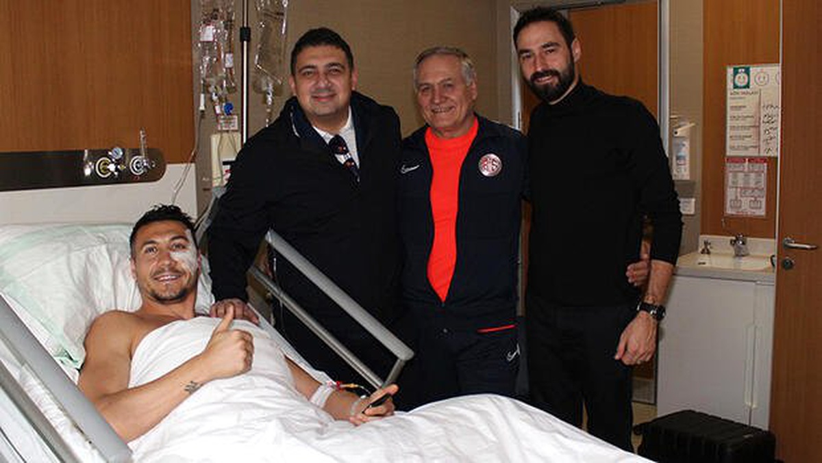 Antalyaspor\'da Adis Jahovic elmacık kemiği operasyonu geçirdi