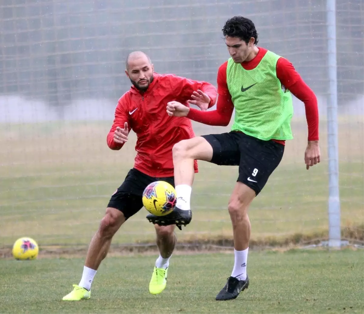 Antalyaspor yağmur altında çalıştı