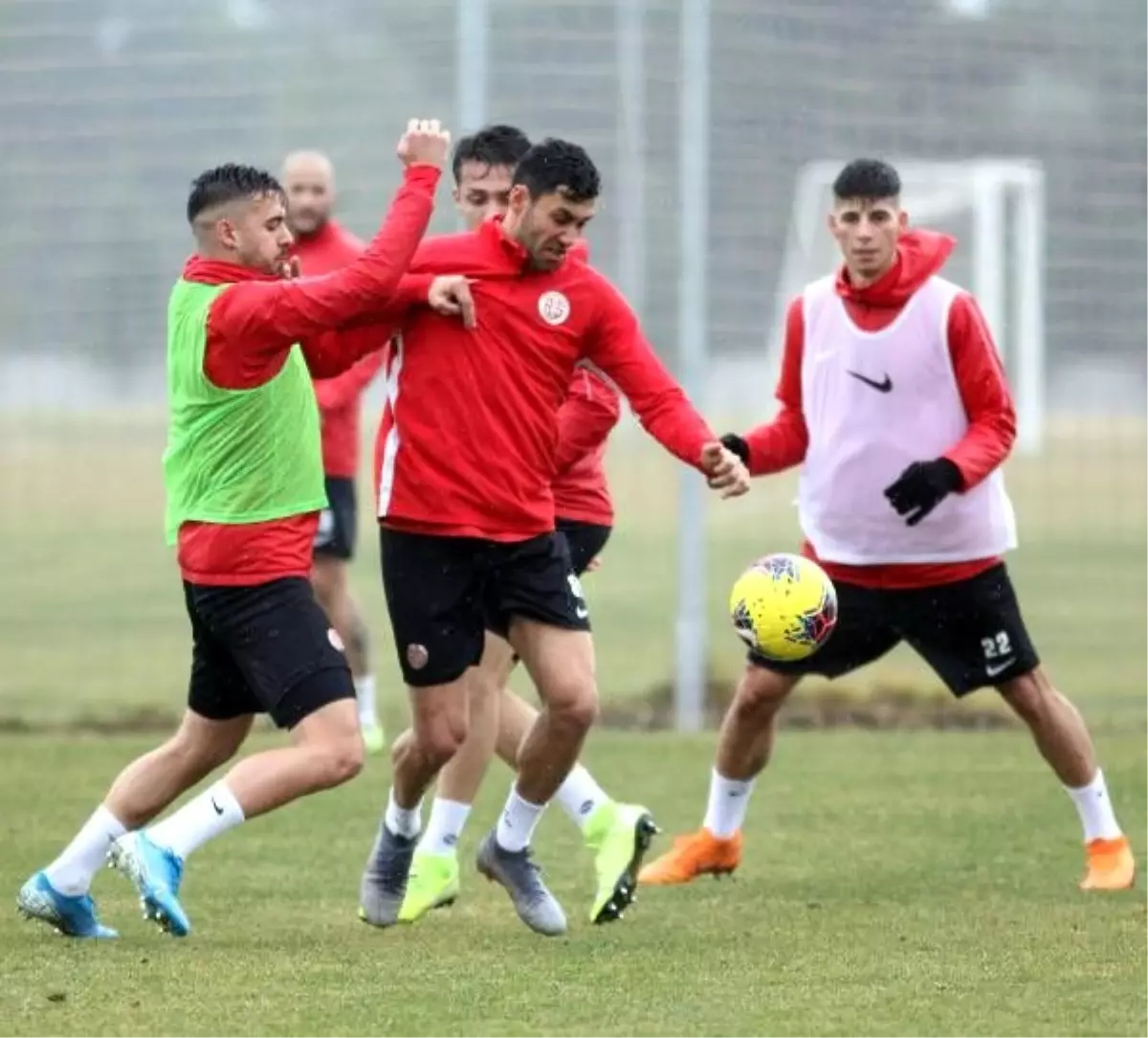 Antalyaspor yağmur altında çalıştı