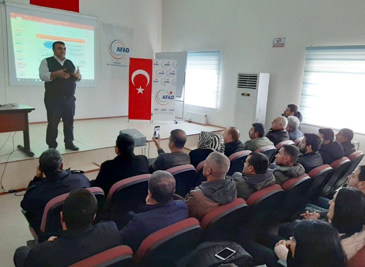 Bağlar Belediyesi personeline deprem eğitimi