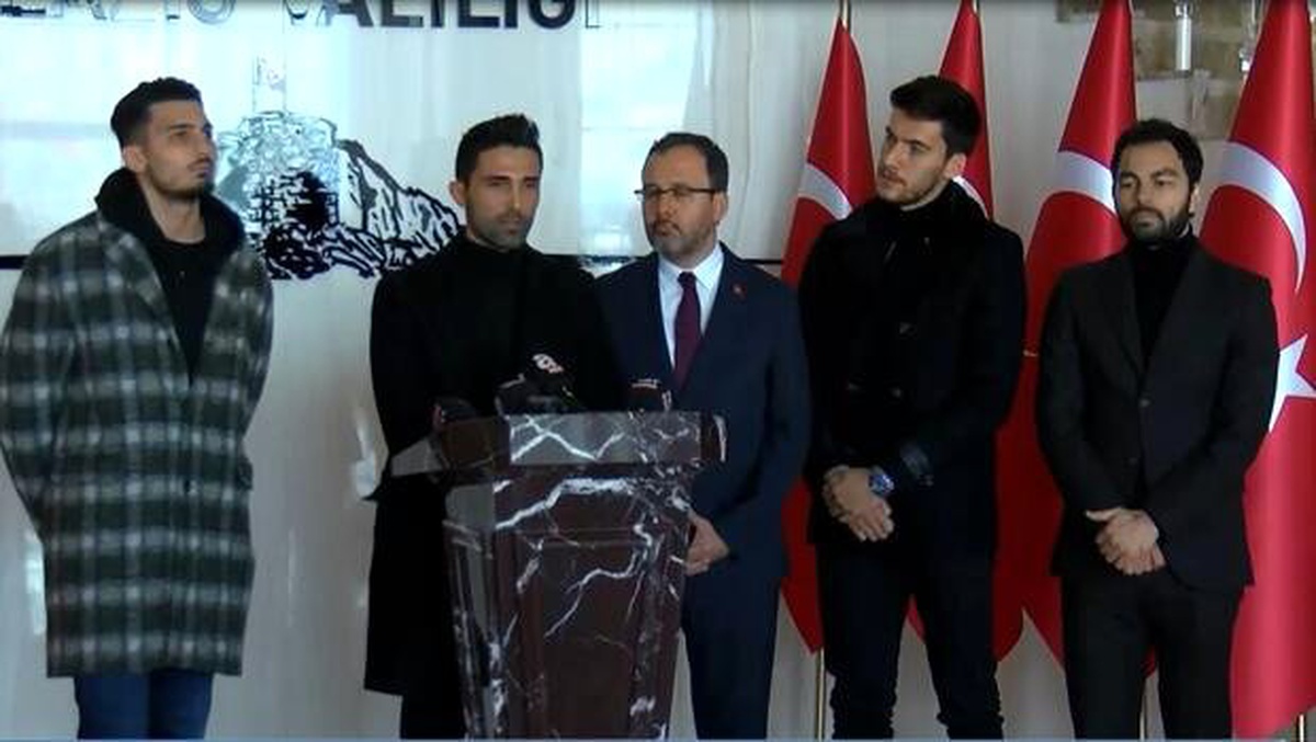 Bakan Kasapoğlu ve futbolcular, depremzedelere destek için Elazığ\'da