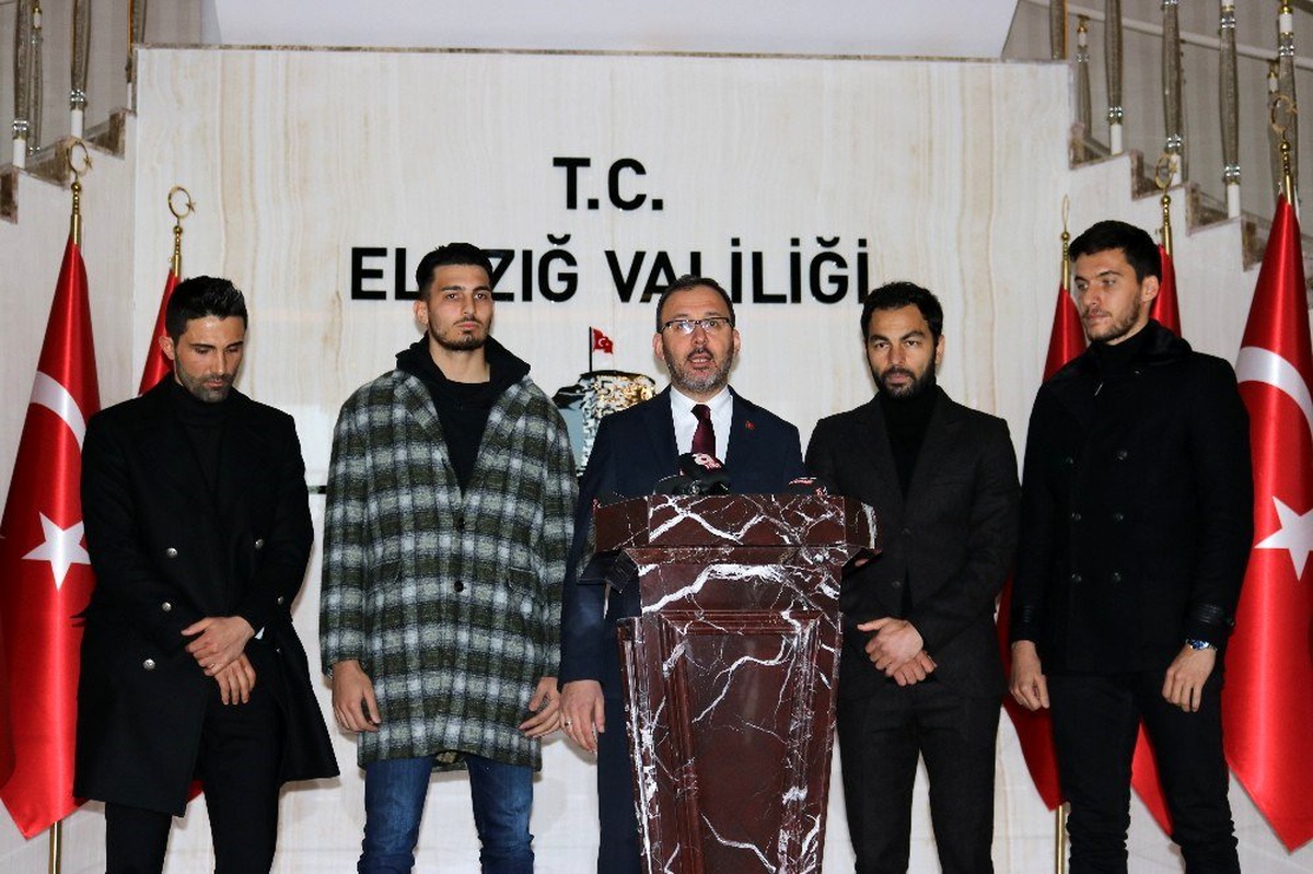 Bakan Kasapoğlu ve milli futbolcular destek için Elazığ\'da
