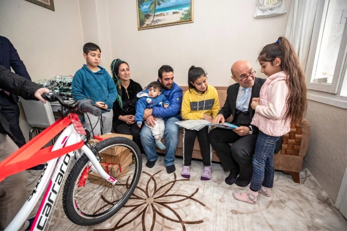 Başkan Soyer\'den başarılı ortaokul öğrencisine bisiklet hediyesi