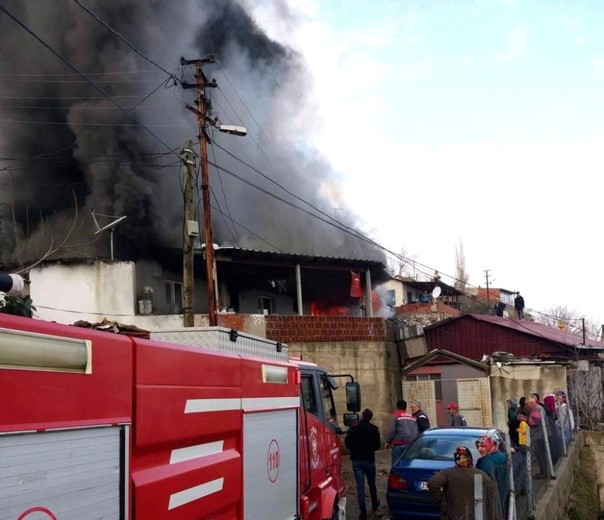 Bir evde çıkan yangın başka bir eve sıçradı, itfaiye seferber oldu