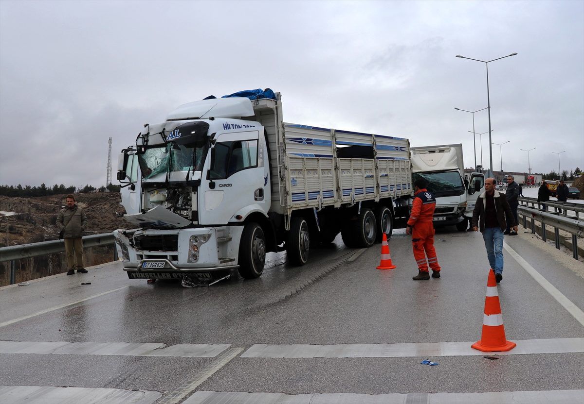 Burdur\'da zincirleme trafik kazasında 3 kilometrelik araç kuyruğu oluştu