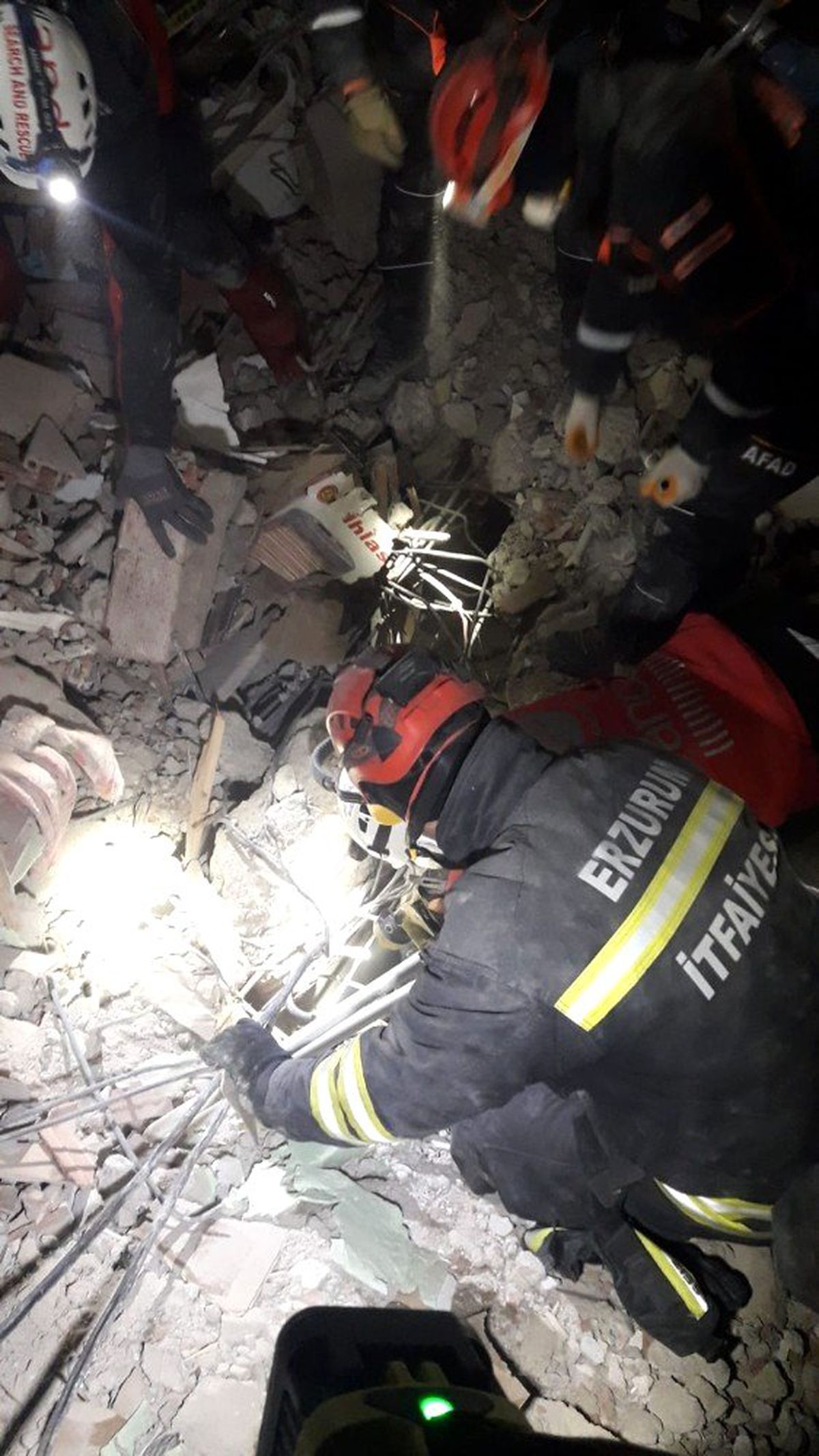Büyükşehir\'in arama kurtarma ekipleri deprem bölgesinde