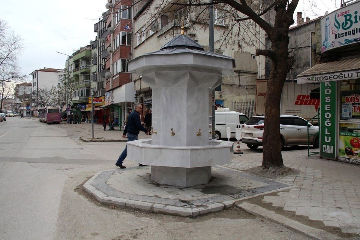 Büyükşehirden Çeşme Meydanına örnek çalışma