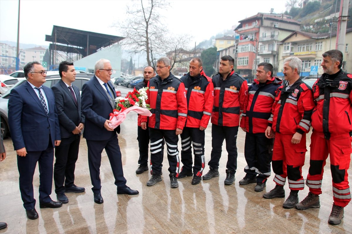 Deprem bölgesinde görev yapan arama kurtarma ekibi Zonguldak\'a döndü