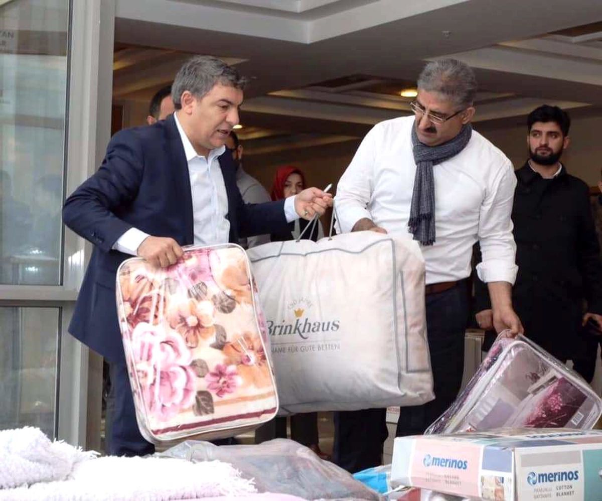 Dilovası\'nda hayırseverlerin yardım tırları deprem bölgesine uğurlandı