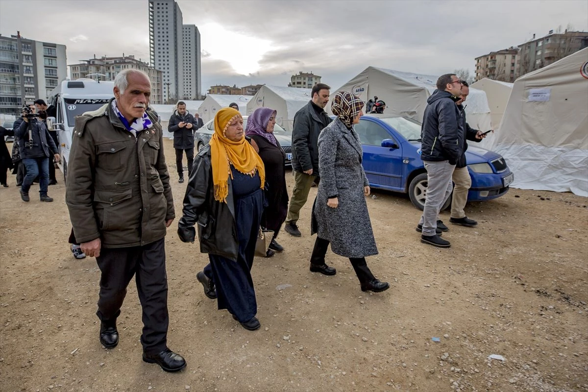 "Diyarbakır anneleri" Elazığ\'da çadır kenti ziyaret etti