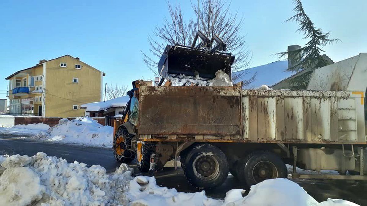 Dodurga\'da ana cadde ve sokaklar kardan temizleniyor