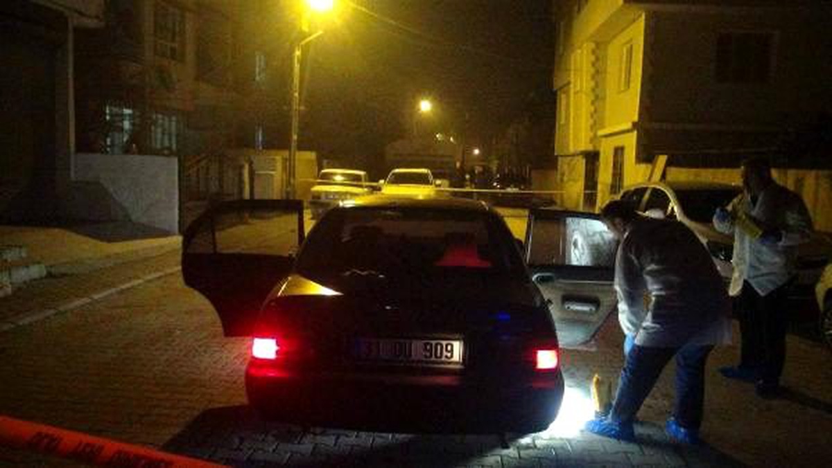\'Dur\' ihtarına uymayıp polise çarpan otomobil sürücüsü aranıyor