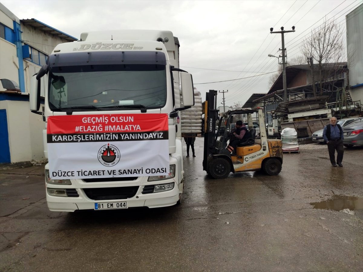 Düzce Ticaret ve Sanayi Odasının yardım tırı Elazığ\'a uğurlandı