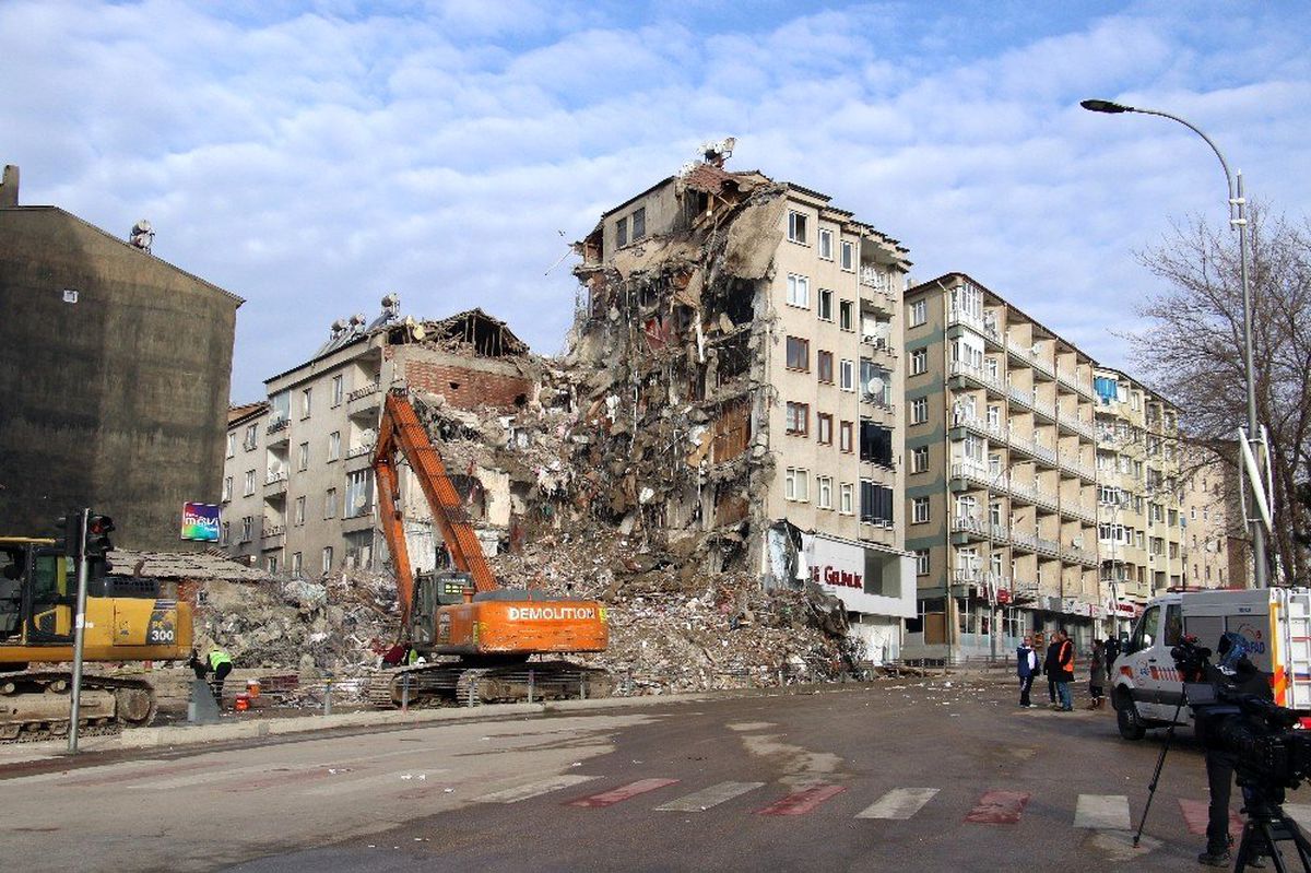 Elazığ\'da hasarlı binalarda yıkım çalışmaları sürüyor