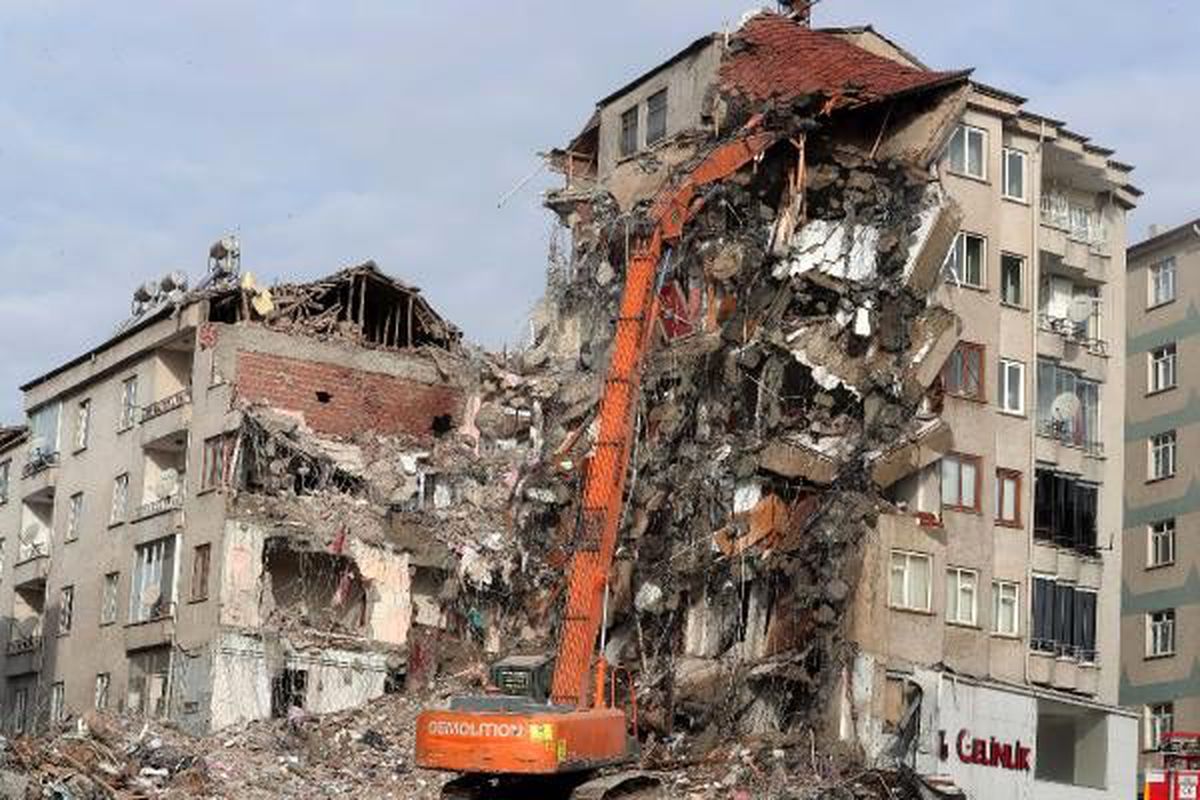 Elazığ\'daki riskli binanın yıkımı sürüyor