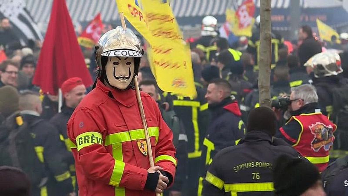 Emeklililk reformunu protesto eden Fransız itfaiyeciler 2. kez Paris sokaklarında