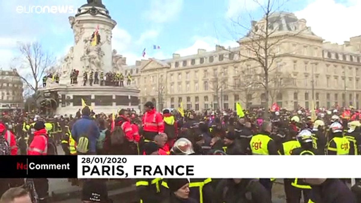 Emeklililk reformunu protesto eden Fransız itfaiyeciler 2. kez Paris sokaklarında