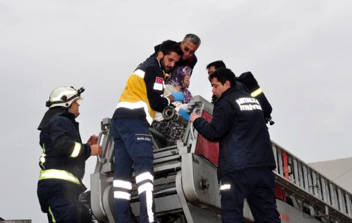 Evlerinde yangın çıkan yaşlı çift büyük korku yaşadı