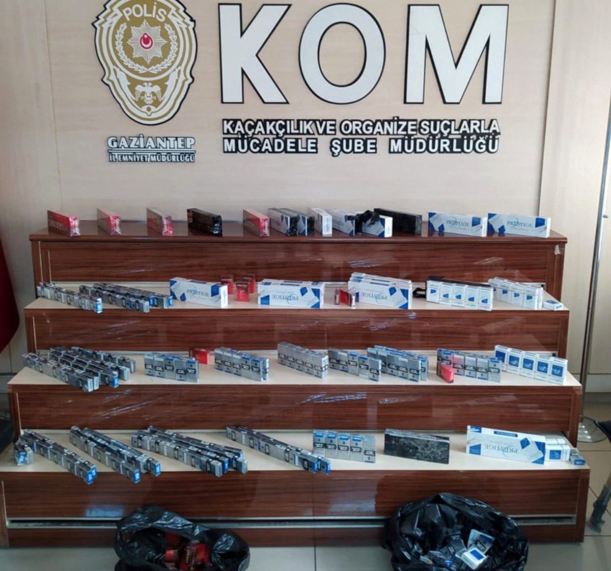 Gaziantep\'te kaçak sigara ve sahte içki operasyonu