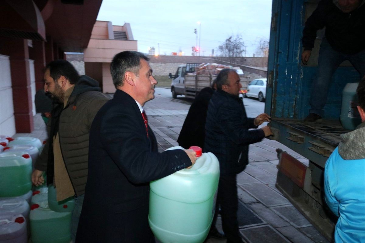 Gölbaşı\'nda depremzedelere 3 tır yardım malzemesi gönderildi