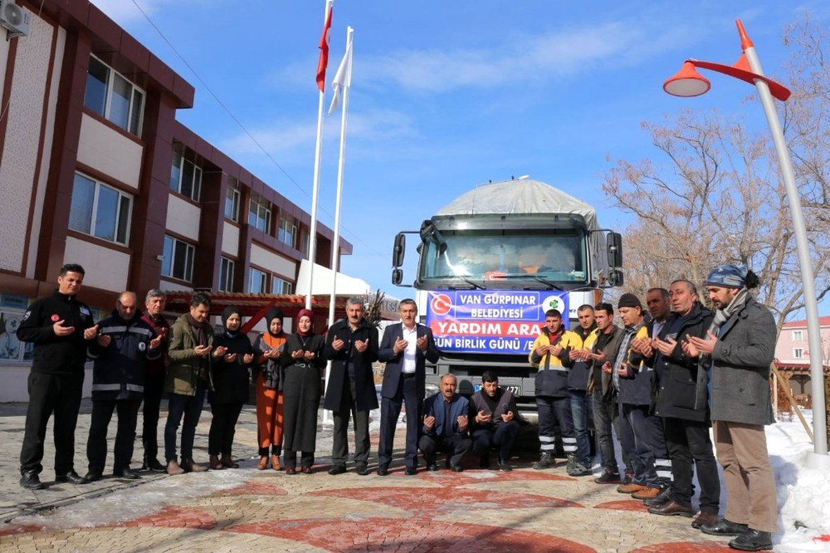 Gürpınar Belediyesinin yardım kamyonu yola çıktı