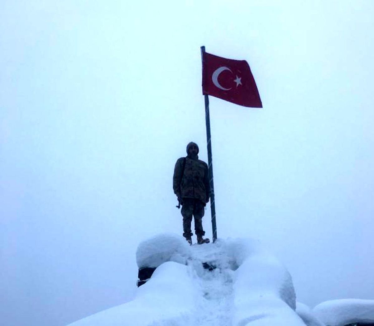 Güvenlik korucuları sınırda bayrak nöbetinde