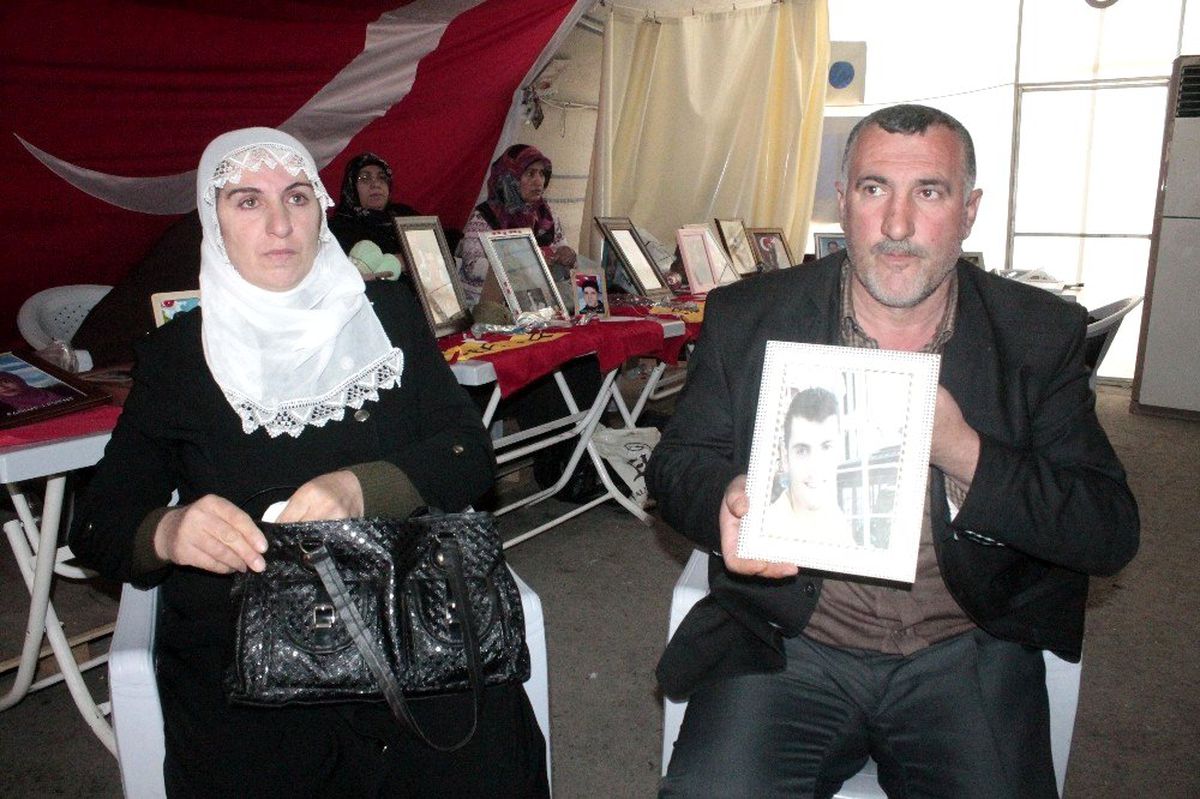 HDP önündeki evlat nöbetine bir aile daha katıldı