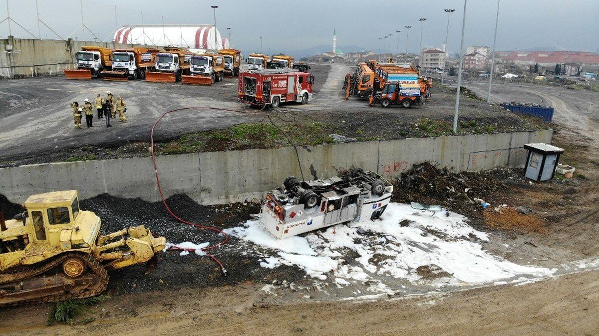 İBB\'nin mazot tankeri beş metrelik duvardan aşağıya devrildi, faciadan dönüldü