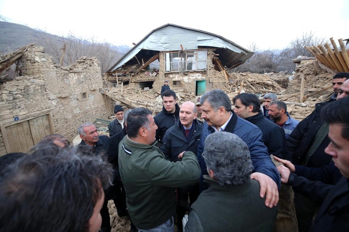 İçişleri Bakanı Soylu ile Sağlık Bakanı Koca depremde 6 evin yıkıldığı köyde incelemede bulundu