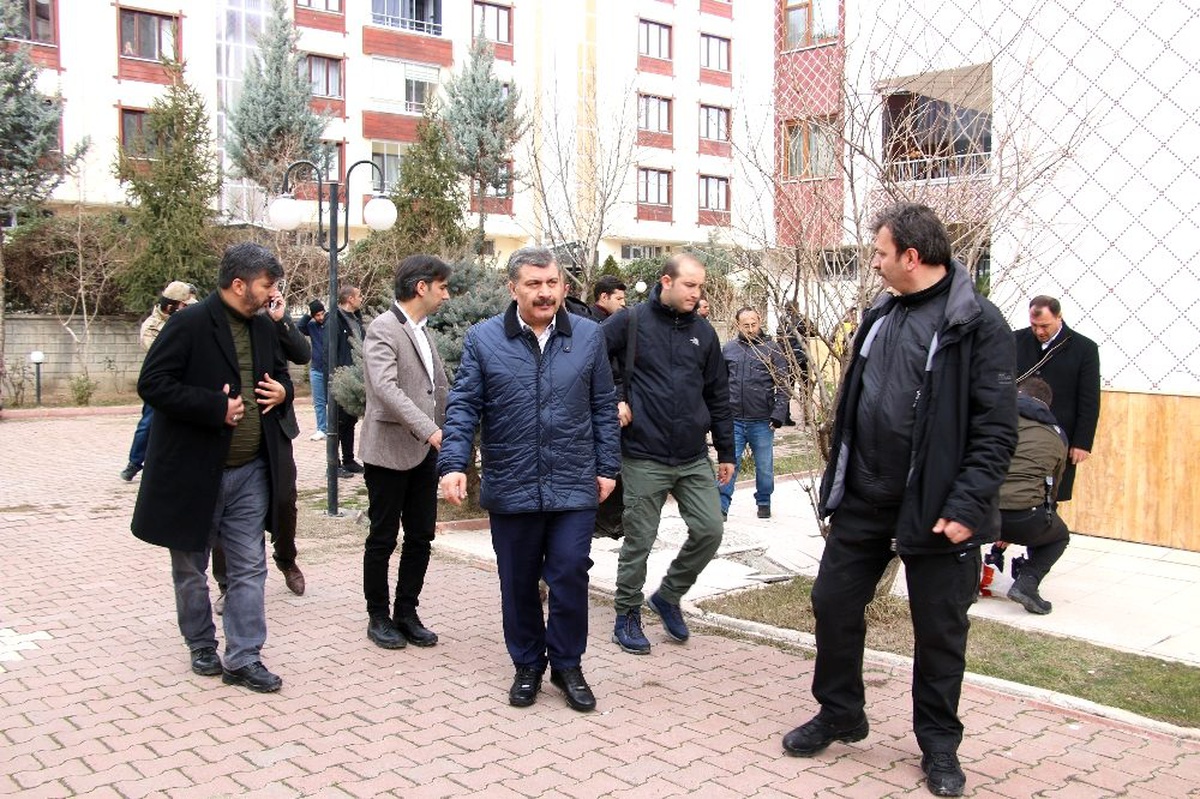 İçişleri ve Sağlık Bakanlarından depremzede aileye taziye ziyareti