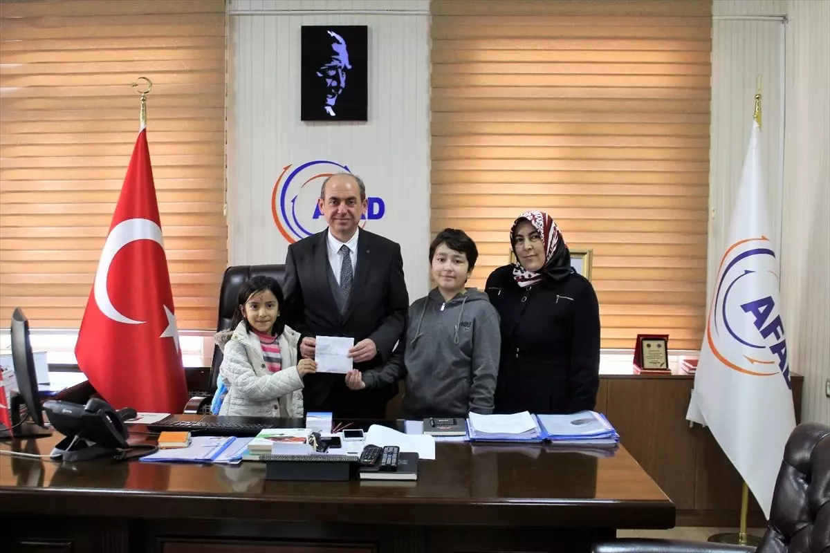 İlkokul öğrencisi iki kardeş karne harçlıklarını depremzedelere bağışladı