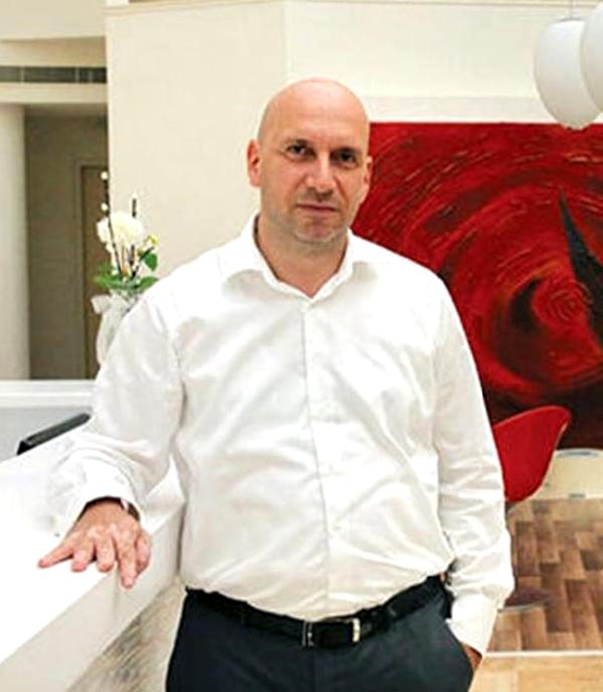 İş insanı, eşinin gözü önünde intihara teşebbüs etti