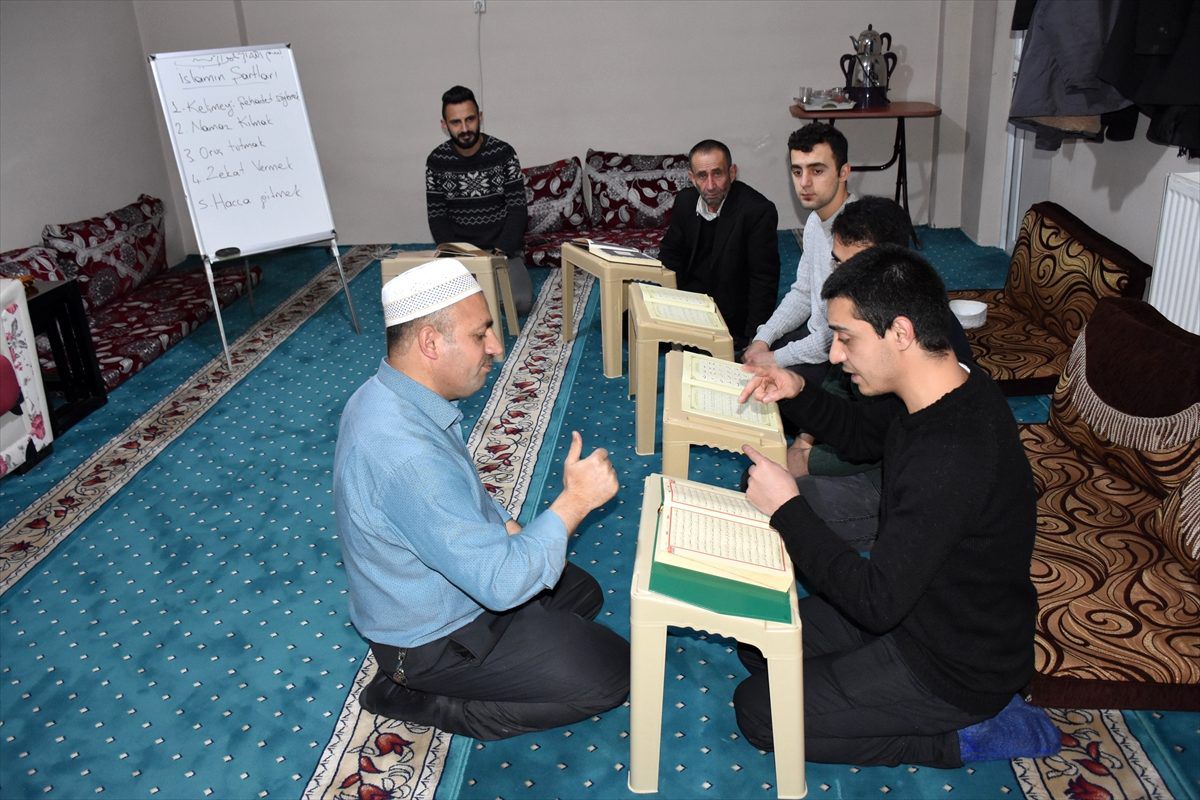 İşaret diliyle Kur\'an-ı Kerim\'i hatmedip umre ödülü kazandılar