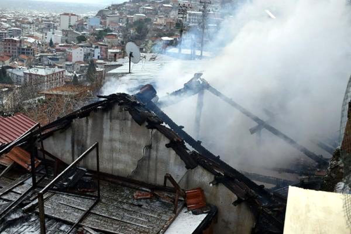 İzmir\'de 1 saatlik yangın, 2 evi kül etti