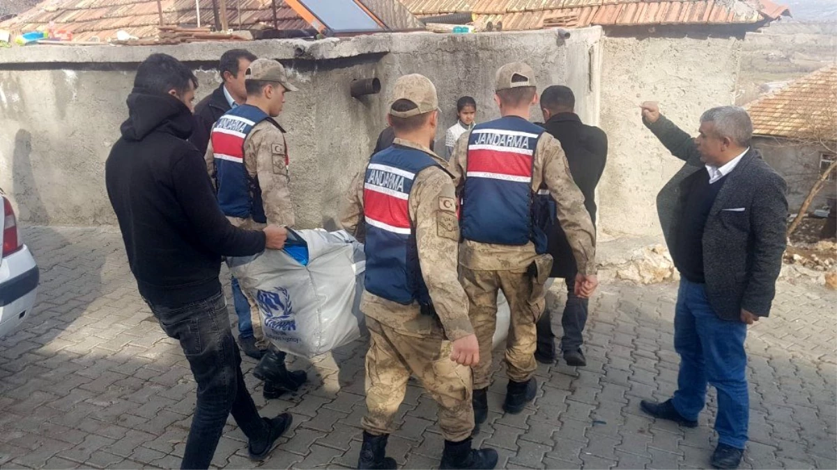 Jandarma ekipleri, Adıyaman\'da depremzedelere çadır dağıttı